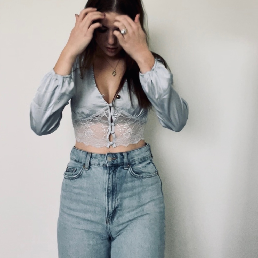 light and soft women’s cropped blouse